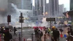 香港警方在荃灣密集釋放催淚彈 大批示威者仍未散去