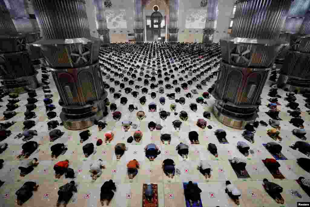Muslim men attend Friday prayers at the Great Mosque of Istiqlal in Jakarta, Indonesia, April 23, 2021.