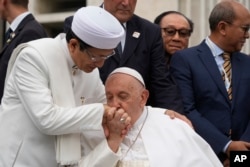 Paus Fransiskus mencium tangan Imam Besar Nasaruddin Umar (kiri) saat meninggalkan Masjid Istiqlal usai menandatangani "Deklarasi Bersama Istiqlal 2024" di Jakarta, Kamis, 5 September 2024.