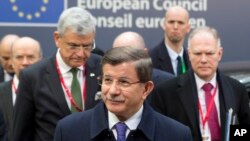 លោក Ahmet Davutoglu នាយក​រដ្ឋ​មន្រ្តី​តួកគី (រូប​កណ្តាល) ទៅ​ដល់​ក្រុង​ព្រុចសែល​សម្រាប់​កិច្ចប្រជុំ​កំពូល​របស់​សហភាព​អឺរ៉ុប កាលពី​ថ្ងៃទី១៨ ខែមីនា ឆ្នាំ២០១៦។