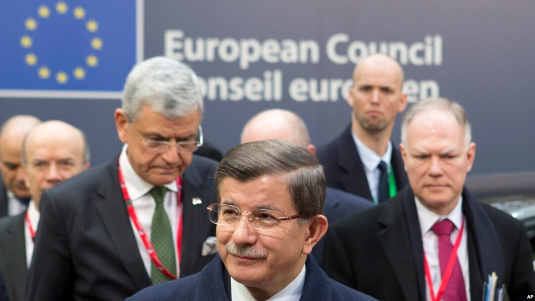 PM Turki Ahmet Davutoglu (tengah) dalam KTT Uni Eropa di Brussels (18/3).