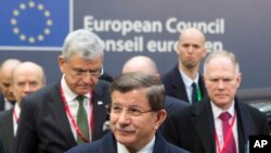 PM Turki Ahmet Davutoglu (tengah) dalam KTT Uni Eropa di Brussels (18/3).