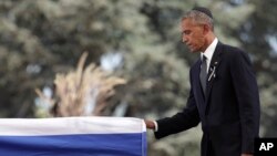 Tổng thống Hoa Kỳ Barack Obama đặt tay lên quan tài của cựu Tổng thống Israel Shimon Peres sau khi phát biểu trong lễ tang của ông được tổ chức tại Nghĩa trang quốc gia Mount Herzl, Jerusalem, ngày 30 tháng 09 năm 2016.