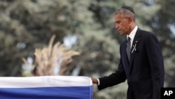 ប្រធានាធិបតីអាមេរិក​លោក​បារ៉ាក់ អូបាម៉ា​ស្ទាប​មឈូស​អតីត​ប្រធានាធិបតី​អ៊ីស្រាអែល​លោក Shimon Peres បន្ទាប់​ពីថ្លែង​នៅ​ក្នុង​ពិធី​បុណ្យ​សព​នៅ​កន្លែង​បញ្ចុះ​សព​ Mount Herzl ក្នុង​ក្រុង​ហ្សេរ៊ុយសាឡិម កាល​ពី​ថ្ងៃទី​៣០ ខែ​កញ្ញា ឆ្នាំ​២០១៦។ 