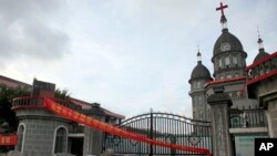 Sebuah gereja Kristen di desa Zengshan, provinsi Zhejiang, 16 Juli 2014 (Foto: dok/AP Photo/Didi Tang, File). Pihak berwenang Zhejiang menurunkan sekitar 400 salib tahun lalu dari atap-atap rumah dengan alasan melanggar peraturan bangunan.