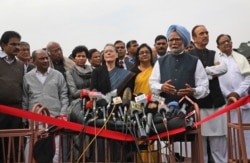 Former Indian Prime Minister Manmohan Singh, center right, makes a press statement with Congress Party President Sonia Gandhi, center, and party leaders on the recent violence in New Delhi, Feb. 27, 2020.