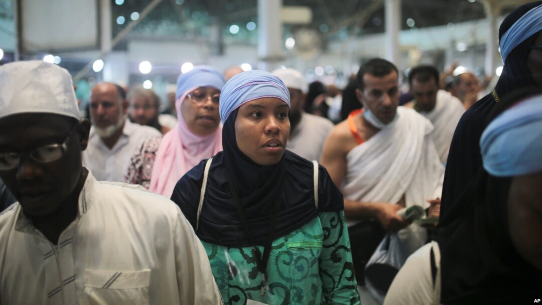 Jamila Rashid (40 tahun), jemaah haji asal Amerika Serikat, sedang melakukan tawaf saat mengikuti ibadah haji di Mekah, Arab Saudi, 21 September 2015. (Foto: AP)