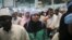 Jamila Rashid (40 tahun), jemaah haji asal Amerika Serikat, sedang melakukan tawaf saat mengikuti ibadah haji di Mekah, Arab Saudi, 21 September 2015. (Foto: AP)