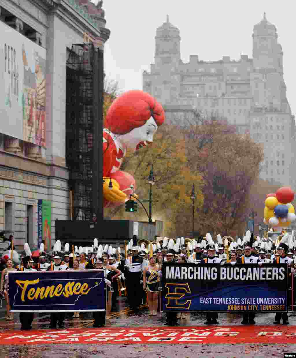 El desfile, que también da inicio a las celebraciones de Navidad, fue interrumpido brevemente por manifestantes pro palestinos.