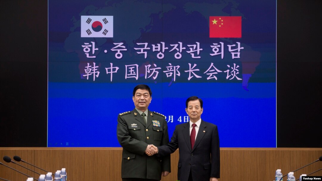 한민구 한국 국방부 장관(오른쪽)과 창완취안 중국 국방부장이 지난해 2월 서울 용산구 국방부에서 열린 한중 국방장관 회담에서 기념촬영을 하고 있다. (자료사진)