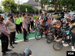 Police block demonstrators near the ASEAN Secretariat, site of the summit, in Jakarta, Indonesia, April 24, 2021. (Ahadian/VOA Jakarta). Hundreds of activists, many on bikes, protested the presence of Myanmar's General Min Aung Hlaing in Jakarta.
