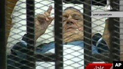 Rais wa zamani wa Misri Hosni Mubarak akiwa kwenye machela ndani ya chumba cha mahakama mjini Cairo, Augusti 15,2011