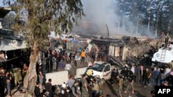 28일 시리아 북부 아프린에서 차량 폭탄 테러가 있은 후 주민들이 테러 현장 주위에 모여 있다. 터키 국방부는 아프린의 시장에서 연료 트럭이 폭발해 40명이 숨지고 47명이 부상했다고 밝혔다. 