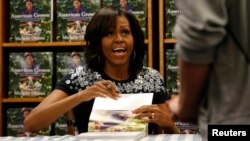 Michelle Obama firmó autógrafos en una librería en Washington de su primer libro de jardinería, basado en los jardines de la mansión Obama.