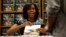 Michelle Obama firmó autógrafos en una librería en Washington de su primer libro de jardinería, basado en los jardines de la mansión Obama.