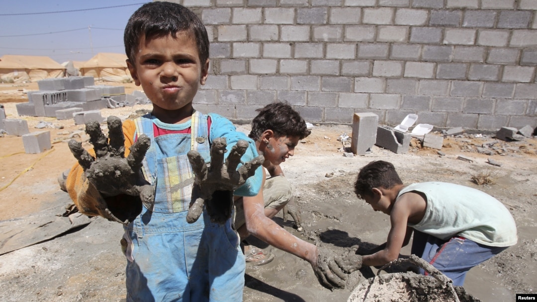 Trẻ em tị nạn Syria chơi với đất sét tại trại tị nạn Al Zaatri trong thành phố Mafraq ở Jordan, ngày 2/9/2012