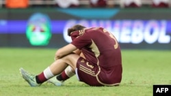 El defensor venezolano Alessandro Milani reacciona tras perder contra Paraguay y quedar eliminados del torneo sudamericano de fútbol, categoría sub20, en el estadio Metropolitano de Lara, en Cabudare, el 29 de enero de 2025. AFP/Edixon Gámez