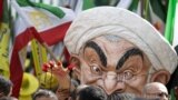 همزمان با سخنرانی روز دوشنبه حسن روحانی در سازمان ملل، مخالفان در مقابل سازمان ملل حضور داشتند. &quot;شورای ملی مقاومت&quot; از حامیان مجاهدین خلق برگزار کننده این راهپیمایی بود با شعار &quot;نه به روحانی، آری به حقوق بشر&quot;.<br />
عکس از رویترز<br />
&nbsp;