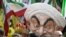 همزمان با سخنرانی روز دوشنبه حسن روحانی در سازمان ملل، مخالفان در مقابل سازمان ملل حضور داشتند. "شورای ملی مقاومت" از حامیان مجاهدین خلق برگزار کننده این راهپیمایی بود با شعار "نه به روحانی، آری به حقوق بشر".<br />
عکس از رویترز<br />
&nbsp;