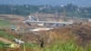 Konstruksi jalan tol yang akan menghubungkan Jakarta dan Lido City, proyek taman hiburan yang mencakup pembangunan properti di bawah jenama Trump di Sukabumi, Jawa Barat, 2 November 2017. (Foto: Bay Ismoyo/AFP)