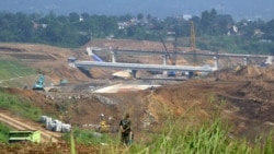 Konstruksi jalan tol yang akan menghubungkan Jakarta dan Lido City, proyek taman hiburan yang mencakup pembangunan properti di bawah jenama Trump di Sukabumi, Jawa Barat, 2 November 2017. (Foto: Bay Ismoyo/AFP)