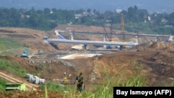 Konstruksi jalan tol yang akan menghubungkan Jakarta dan Lido City, proyek taman hiburan yang mencakup pembangunan properti di bawah jenama Trump di Sukabumi, Jawa Barat, 2 November 2017. (Foto: Bay Ismoyo/AFP)