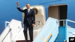 President Barack Obama waves as he steps off Air Force One upon his arrival at Ben Gurion International Airport in Tel Aviv, Israel, March 20, 2013.