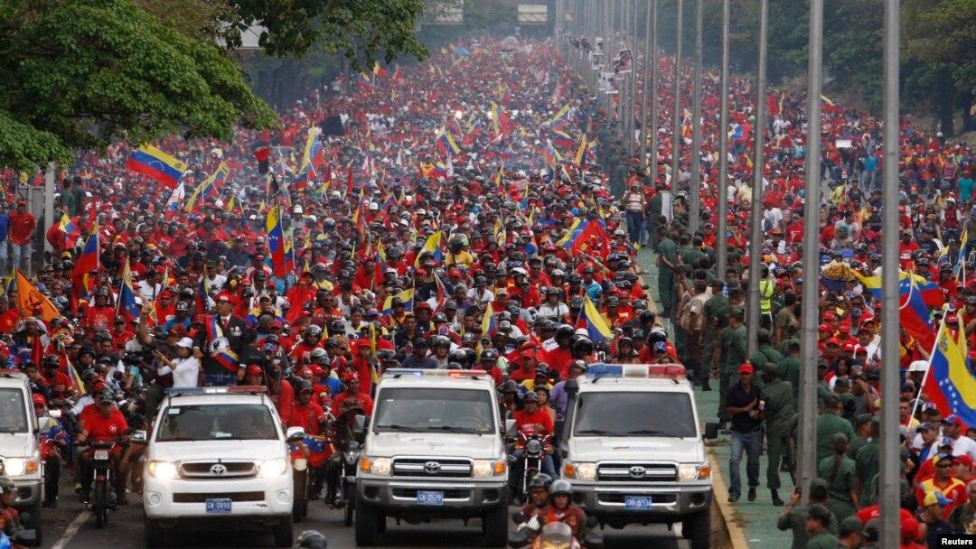 Puluhan ribu warga Venezuela di ibukota Caracas mengantar jenazah Presiden Hugo Chavez ke tempat peristirahatan terakhirnya, Jumat (15/3). 
