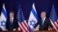 Izraelski premijer Benjamin Netanyahu (desno) gleda kako američki državni sekretar Antony Blinken daje izjave medijima unutar The Kirya, u kojoj se nalazi izraelsko Ministarstvo odbrane, nakon njihovog sastanka u Tel Avivu 12. oktobra 2023.