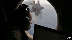 Salah seorang anggota tim pencari pesawat Malaysia Airlines MH370 terbang di atas Samudera Hindia (foto: dok).