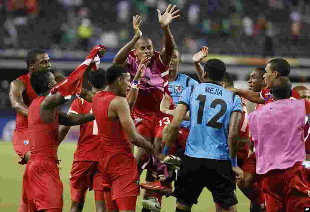 Celebración de los panameños tras vencer por segunda vez a México en la presente edición de la Copa de Oro y clasificar a la final.