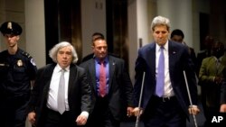 Sekretè Deta John Kerry (adwat) ak Minis Enèji a, Ernest Moniz (agoch) pandan yo tap rive nan Kongrè a mèkredi 22 jiyè 2015 la pou yon rankont ak tout pòt fèmen ak manm Chanm Bas la sou akò 2 puisans jwenn ak Iran sou pwogram nikleyè peyi sa a. (Foto: (AP/Andrew Harnik) . 