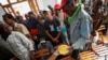 Personas esperan su ración de comida captados el 15 de enero en un comedor dirigido por el grupo religioso Quisicuaba, que atiende a un número creciente de cubanos que luchan por llegar a fin de mes en medio de la crisis económica.
