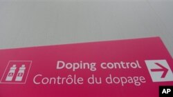 Papan petunjuk menuju ruang pemeriksaan doping untuk para atlit peserta olimpiade musim panas di London tahun 2012 (Foto: dok). Tiongkok berjanji akan melakukan penyelidikan menyusul klaim Badan Anti-Doping Dunia (WADA) yang menuding negaranya sebagai pemasok terbesar bahan baku doping untuk atlit, Selasa (19/2).