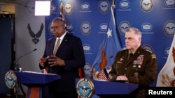 美国国防部长奥斯汀与美军参谋长联席会议主席米利（Mark Milley）2023年3月15日共同见媒体。（路透社）