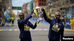 Edna Kiplagat na Geoffrey Kirui baada ya ushindi wao huko Boston.