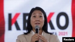 La candidata presidencial por Fuerza Popular, Keiko Fujimori, habla a los reporteros en Lima, Perú, el 10 de junio de 2021.