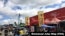 Scène de rue à Douala , le 14 octobre 2020. 