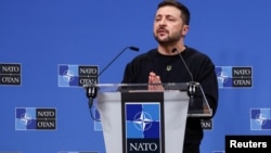 ARCHIVO: El presidente de Ucrania, Volodymyr Zelenskyy, asiste a una conferencia de prensa en la sede de la OTAN en Bruselas, Bélgica, el 17 de octubre de 2024. REUTERS