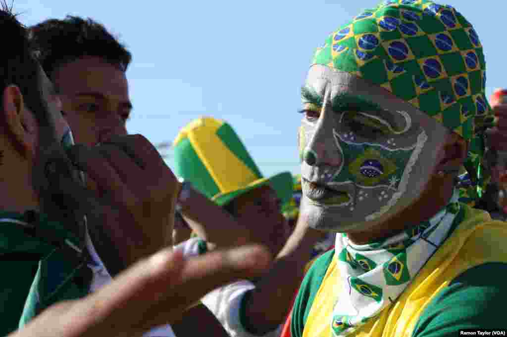 Brasileiros pintam-se a rigor para a apoiar a sua selecção. São Paulo é uma das cidades onde se realiza o Mundial de Futebol, de 12 de Junho a 13 de Julho. Brasil, Junho 12, 2014