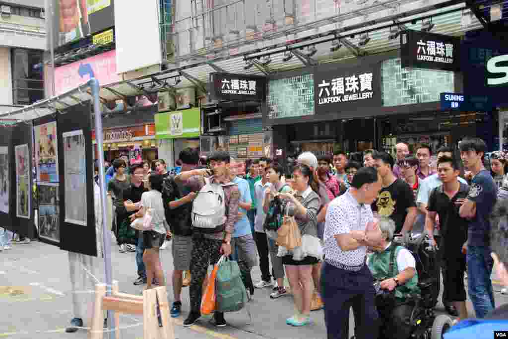 旺角西洋菜南街行人区“随地便溺摄影大赛”(美国之音海彦拍摄)