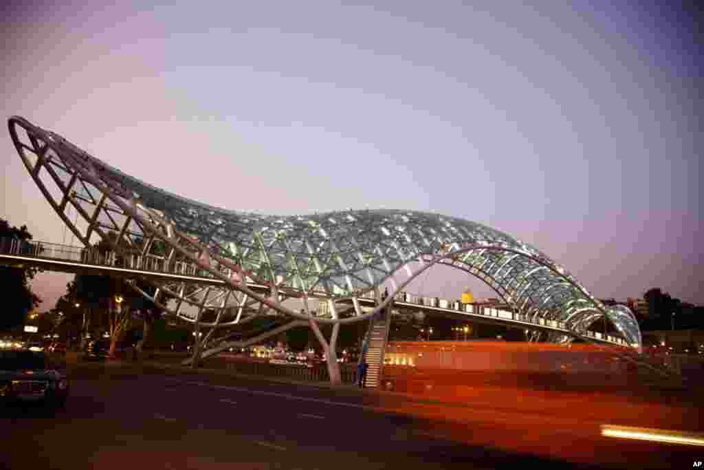 The Bridge of the Peace in Tbilisi. (Yuli Weeks/VOA)