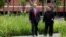 AQSh Prezidenti Donald Tramp (chapda) Shimoliy Koreya rahbari Kim Chen Un bilan Singapurda, 2018-yil, 12-iyun.