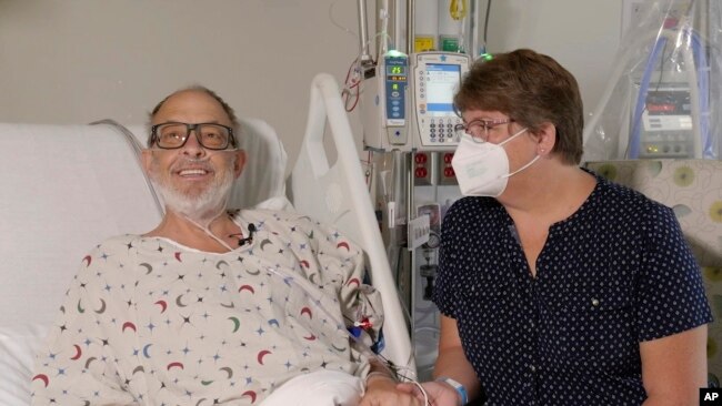Ulusal Sağlık Enstitüleri'nden laboratuvar teknisyeni olarak emekli olan David Faucette ve eşi Ann, ameliyattan önce.