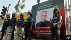 Polisi Bangladesh berjaga di depan Hotel Pan Pacific Sonargaon di Dhaka, sesaat setelah sebuah bom meledak di luar hotel tersebut,Senin (4/3). Presiden India Pranab Mukherjee menginap di hotel Pan Pasific Sonargaon selama melakukan kunjungan kenegaraan di Bangladesh, saat terjadinya insiden itu.