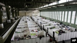 Des cabines sont installés dans l'ancien aéroport de Tempelhof pour les migrants, réfugiés et demandeurs d'asile, le 9 novembre 2015.