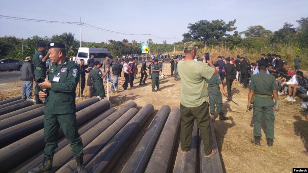 ក្នុងរូបដែលត្រូវបានបង្ហោះលើទំព័រហ្វេសប៊ុក Meatophoum News បង្ហាញពីជនបរទេសជិត៦០នាក់ដែលបាននាំគ្នារត់ចេញពីអគារកាស៊ីណូត្រង់ចំណុចច្រកទ្វារព្រំដែនអន្តរជាតិអូរស្មាច់ ខេត្តឧត្តរមានជ័យ កាលពីរសៀលថ្ងៃទី ៥ ខែមករា ឆ្នាំ ២០២៥។ (Facebook / Meatophoum News)