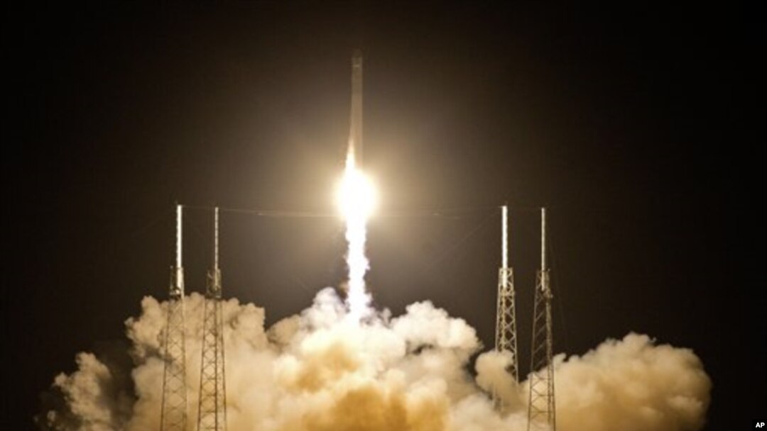 Roket Falcon 9 SpaceX lepas landas dari Pangkalan Angkatan Udara Cape Canaveral, Florida (22/5). Peluncuran roket ini merupakan misi penerbangan pertama sebuah perusahaan swasta ke stasiun antariksa (ISS).