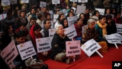 Chants et prières pour la mémoire d'une jeune étudiante violée et tuée en décembre 2012 à New Delhi en Inde / 5 janvier 2013