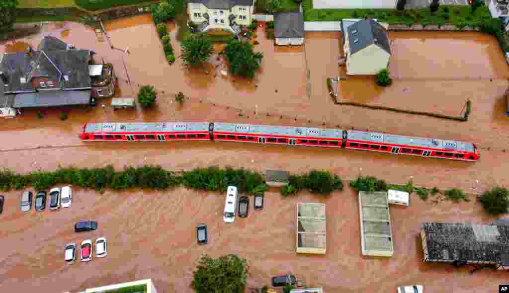 독일 서부에서 폭우로 인한 홍수로 최소 42명이 사망한 가운데 코르델의 킬강이 홍수로 범람하면서 기차역이 물에 잠겼다. 